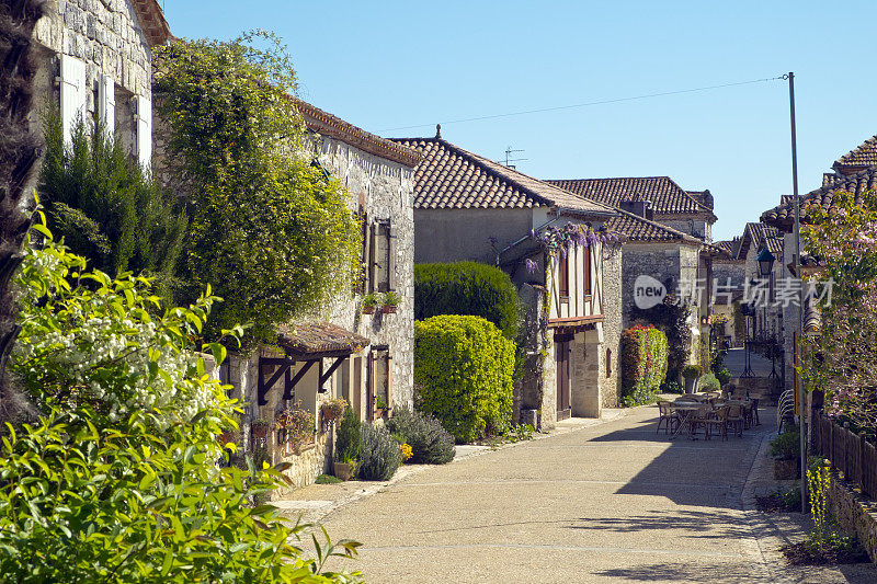 风景如画的街道Pujols, Lot-et-Garonne，法国。